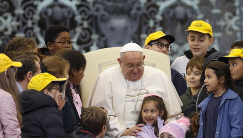 Papież Franciszek w towarzystwie dzieci