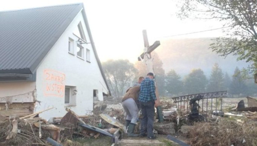 Młodzież Wszechpolska pomaga powodzianom