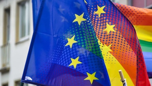 KE chce wymusić akceptację adopcji dzieci w parach jednopłciowych