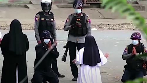 Siostra Ann Rose Nu Tawng klęka przed birmańskimi żołnierzami