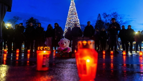 Rodziny ofiar pożaru w Kocani w 2025 roku prowadzą czuwanie przy świecach w ramach solidarności z ofiarami tragedii w Crans-Montana