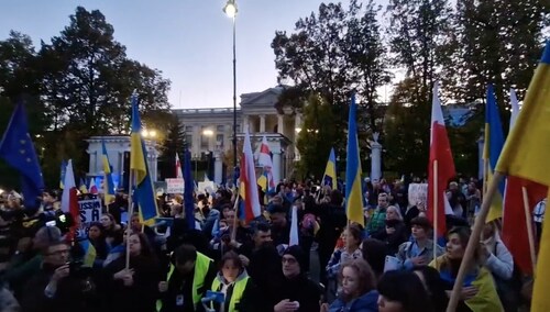 „Ter-ro-ryś-ci, ter-ro-ryś-ci!” Gorąco pod rosyjską ambasadą w Warszawie [WIDEO]