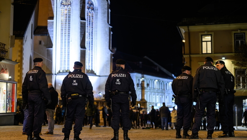 Policjanci zabezpieczają teren po ataku nożem w Villach w Austrii
