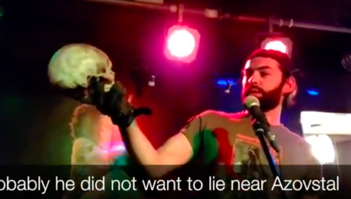 „Trzyma w ręku czaszkę ukraińskiego żołnierza”. Szokujące wystąpienie rosyjskiego najemnika [WIDEO]