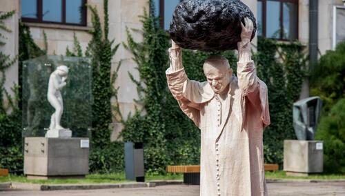 Instalacja "Zatrute Źródło" autorstwa Jerzego Kaliny przedstawiająca Jana Pawła II rzucający meteorytem przed Muzeum Narodowym w Warszawie w 2020 roku 