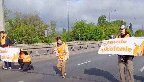 Ekoaktywiści z Ostatniego Pokolenia na jednym z mostów w Warszawie