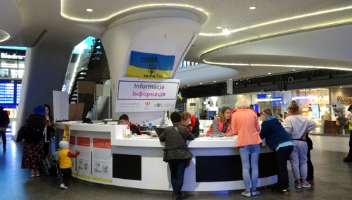Punkt informacyjny dla uchodźców na Dworcu Centralnym w Warszawie