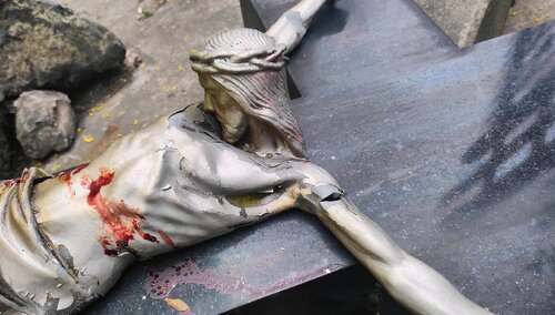 Zniszczono krzyż w chorzowskim kościele