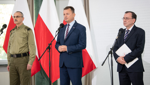 "Przekaz dla debili". Dziennikarze "wiodących mediów" kontratakują po konferencji prasowej o zdjęciach "imigrantów"