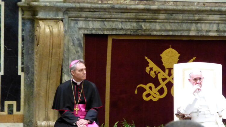 Od lewej: abp Georg Gänswein, papież Franciszek