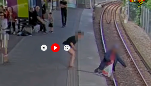Zepchnęła mężczyznę z peronu wprost pod pędzący pociąg [Wstrząsające nagranie]