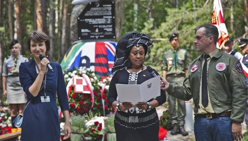 Ambasador RPA Nomvula Mngomezulu pod pomnikiem ofiar katastrofy Liberatora