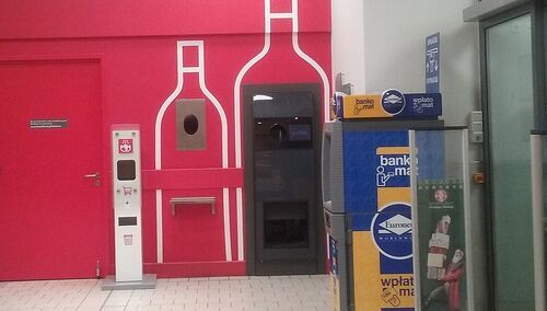  Automat przyjmujący butelki zwrotne w Tomaszowie Mazowieckim w Polsce