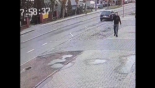 [WIDEO] Kierowca ujrzał polską flagę leżącą na ziemi. Jego reakcja wzbudziła podziw internautów