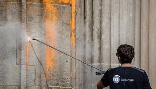 Pracownik usuwa farbę z kolumn Bramy Brandenburskiej. Berlin, 18 września 2023 r.