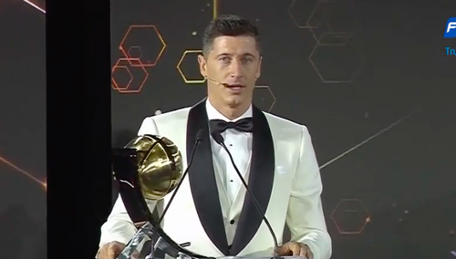 Robert Lewandowski z kolejną nagrodą piłkarza roku! Wzruszające przemówienie Polaka. Mówił o zmarłym ojcu