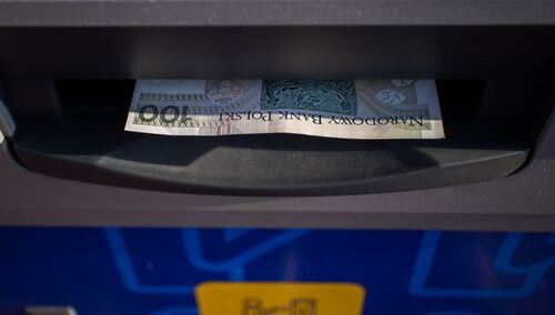 Rząd: Minimalne wynagrodzenie w 2022 r. wzrośnie do 3010 zł, a stawka godzinowa do 19,70 zł