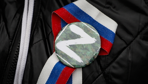 Symbol rosyjskiej inwazji na uroczystości w Moskwie zorganizowanej po ceremonii podpisania aneksji czterech kolejnych obwodów Ukrainy 