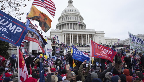 zwolennicy Trumpa pod Kapitolem