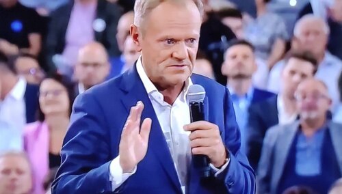 Tusk zabiera głos ws. Kościoła. „Wierzysz w Boga? Nie głosujesz na PiS. To proste jak drut!”