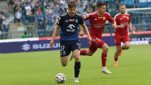 Zawodnik Wisły Płock Bartosz Borowski i Michael Kostka z Miedzi Legnica w finale baraży 1. ligi o awans do piłkarskiej Ekstraklasy,