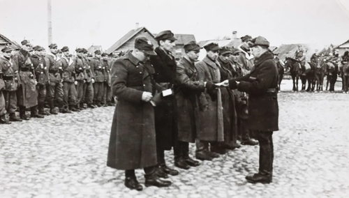 Płk Aleksander Krzyżanowski (stoi pierwszy z prawej przed szeregiem partyzantów) odwiedza żołnierzy 3. Wileńskiej Brygady AK