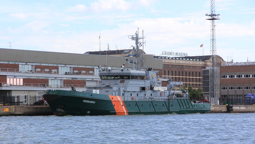 Statek patrolowy fińskiej straży przybrzeżnej Merikarhu w porcie południowym w Helsinkach