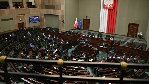 [najnowszy sondaż] IBRiS: Niepokojący wynik dla PiS, ale to opozycja ma większy problem