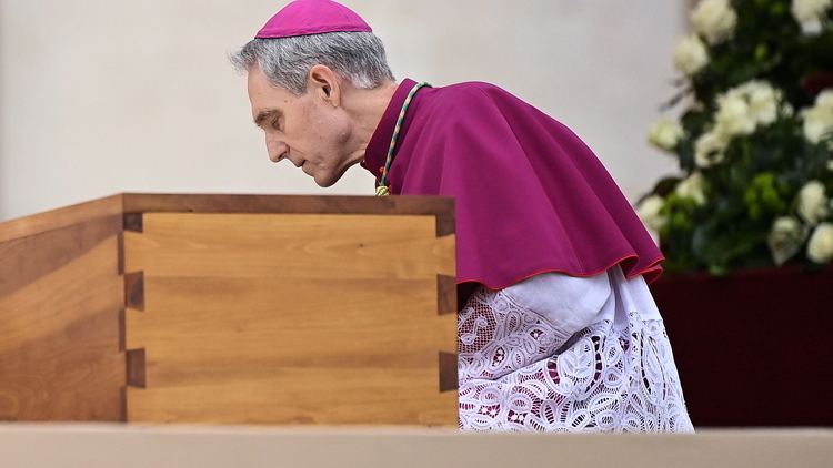 abp Georg Gänswein podczas pogrzebu papieża-seniora Benedykta XVI