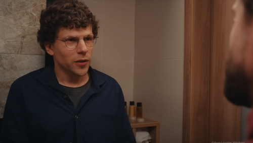Jesse Eisenberg, kadr z filmu "Prawdziwy ból"
