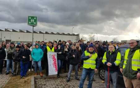 Protest przed Hutchinson Żywiec - pracownicy wsparli spór zbiorowy o wzrost wynagrodzeń