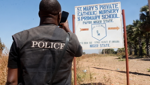 Szyld katolickiej szkoły NMP, z której w piątek uprowadzono 315 uczniów