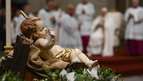 Pasterka w Watykanie, w tle papież Franciszek przewodniczący liturgii bożonarodzeniowej