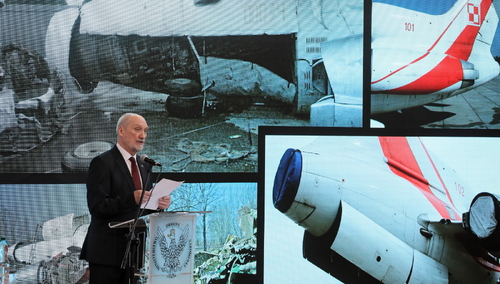 „Katastrofa z 10 kwietnia 2010 r. była wynikiem aktu bezprawnej ingerencji”. Antoni Macierewicz prezentuje raport podkomisji