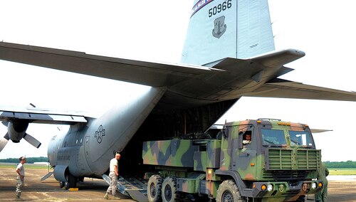 M142 w wersji nieopancerzonej opuszczający ładownię samolotu Lockheed C-130 Hercules