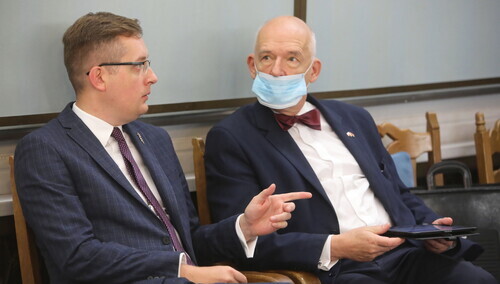 Janusz Korwin-Mikke ukarany przez komisję etyki! Chodzi o jego piosenkę