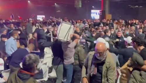 Kandydat na prezydenta Francji zaatakowany na wiecu wyborczym. Doszło też do bójki z Antifą [VIDEO]