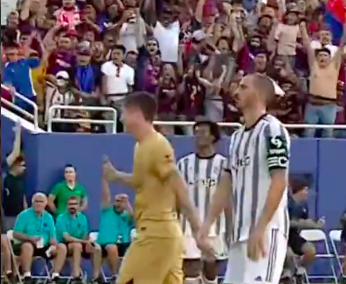 Oto, co zrobił Lewandowski po golu Dembele [WIDEO]