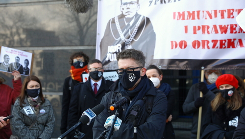 Nieźle sobie pogrywa. Tuleya pikietuje pod prokuraturą i trzeci raz nie stawia się na przesłuchanie