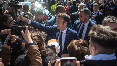 Według sondaży Emmanuel Macron wygrywa z Marine Le Pen. Pierwsze komentarze