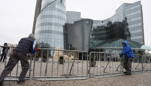 Ustawianie barierek przed budynkiem TVP przy ul. Woronicza w Warszawie