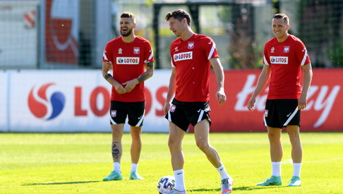 Ważą się losy pierwszego składu. „Oni mogą być najlepszym duetem”. Na kogo w ataku postawi Sousa?