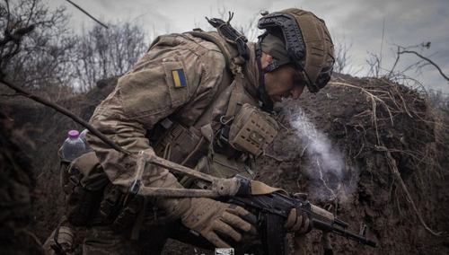 Ukraiński żołnierz w okopie