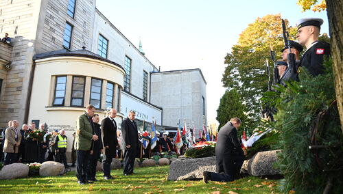Członkowie Prezydium NSZZ "Solidarność" przy grobie ks. Jerzego Popiełuszki