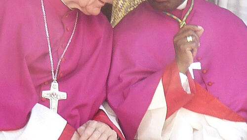 Biskupi Luc van Looy i Augustine Kasujja na procesji Najdroższej Krwi w Brugii w 2017 roku