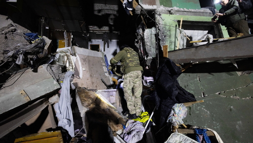 Budynek mieszkalny w Charkowie uszkodzony w wyniku rosyjskiego bombardowania