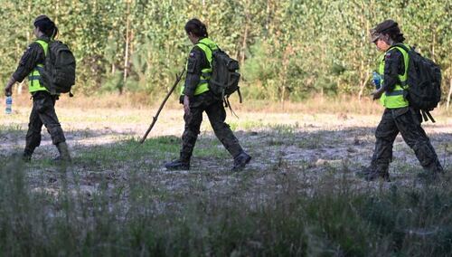 Uczestnicy akcji poszukiwawczej niezidentyfikowanego obiektu powietrznego w okolicach miejscowości Wojciechówka