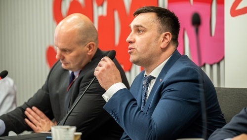 na pierwszy planie Andrzej Kołodziejski