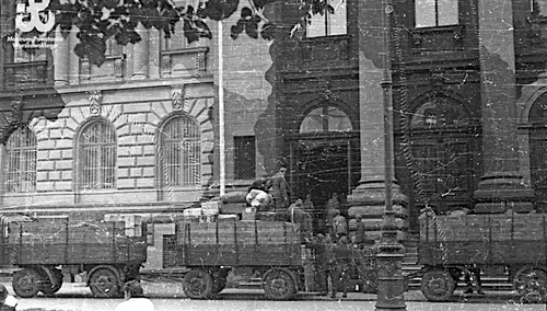Niemcy ładują na przyczepy zbiory Towarzystwa Zachęty Sztuk Pięknych. Warszawa 1944