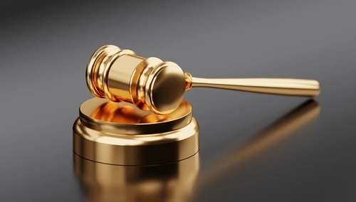 Złoty młotek sędziowski